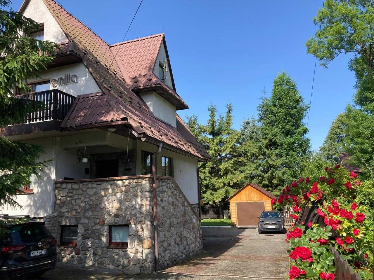 Dom Emilia Zakopane - widok z zewnątrz na dom gościnny z parkingiem